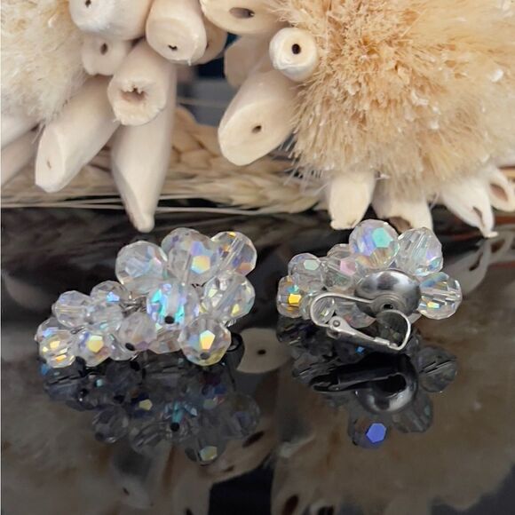 1950s dangle cluster clip on earrings - Picture 3 of 3